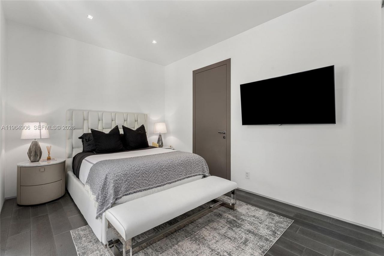 528 Lakeview Ct, Miami Beach, FL 33140 Photo