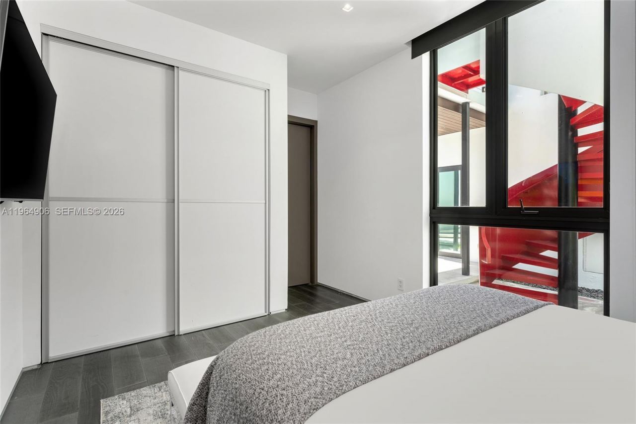 528 Lakeview Ct, Miami Beach, FL 33140 Photo