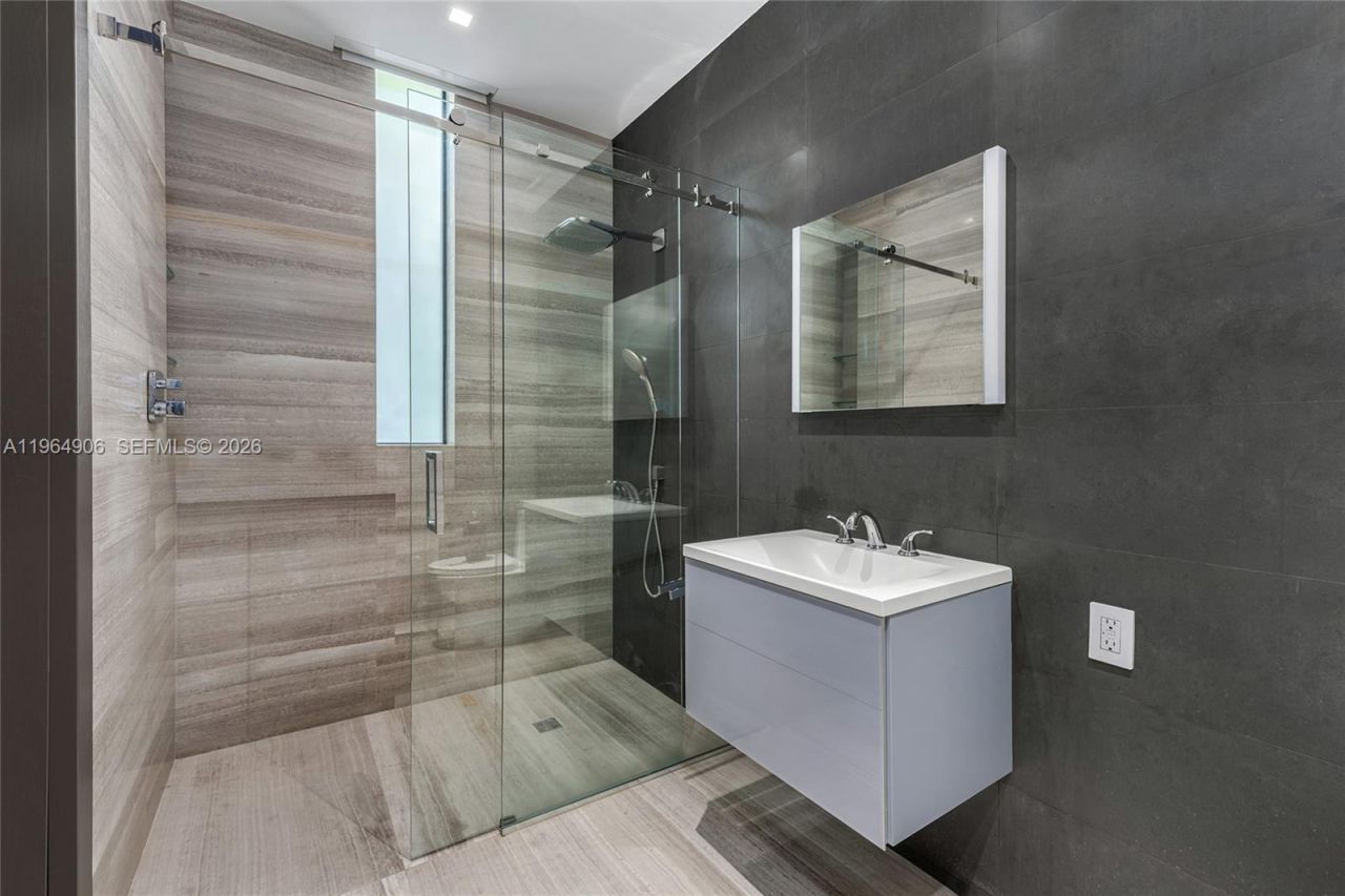 528 Lakeview Ct, Miami Beach, FL 33140 Photo