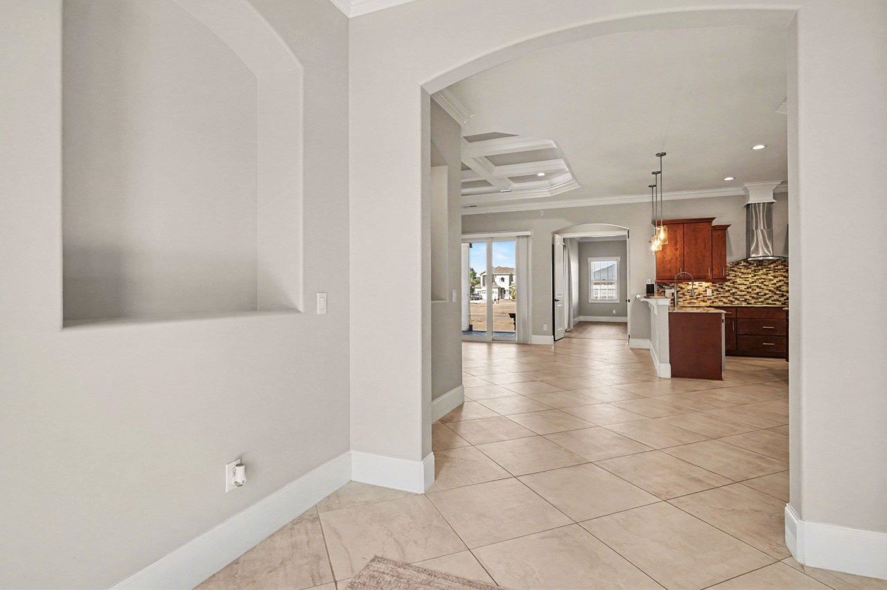 1121 Bluffton Ct. Photo 6