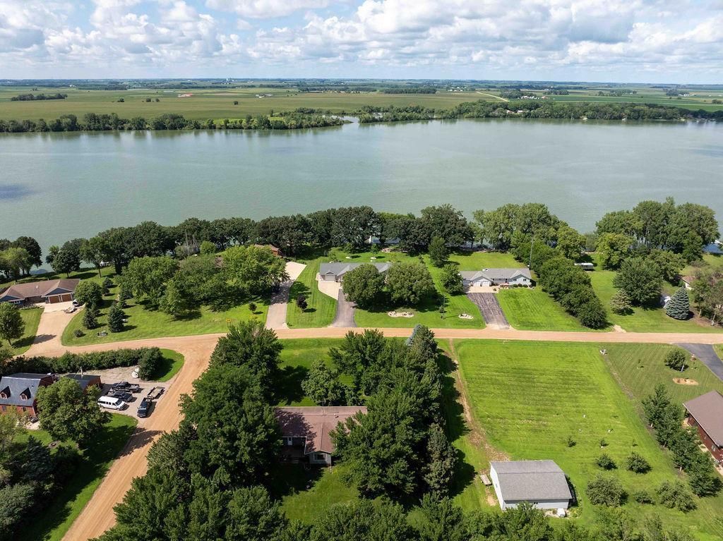4 S Fox Lake Drive E, Sherburn, MN 56171