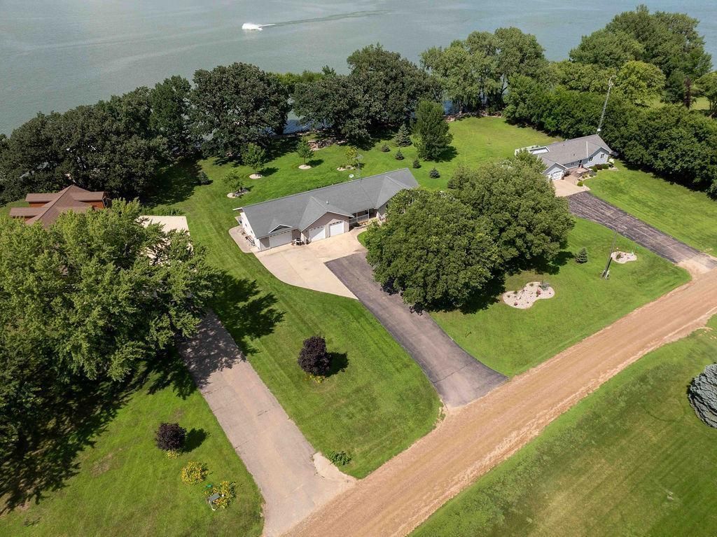 4 S Fox Lake Drive E, Sherburn, MN 56171