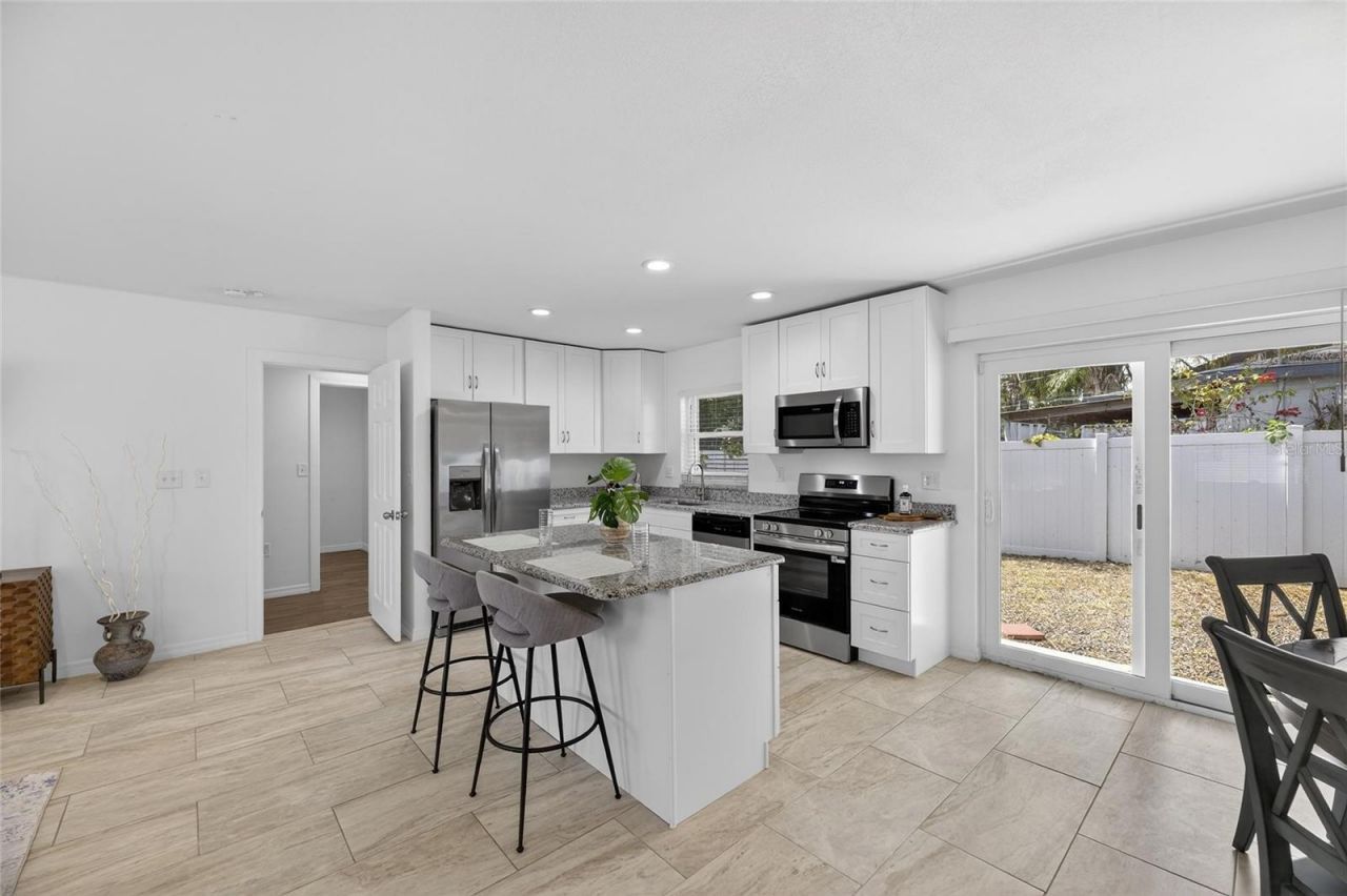 8050 Carolyn Street Ne, Saint Petersburg, FL 33702 Photo