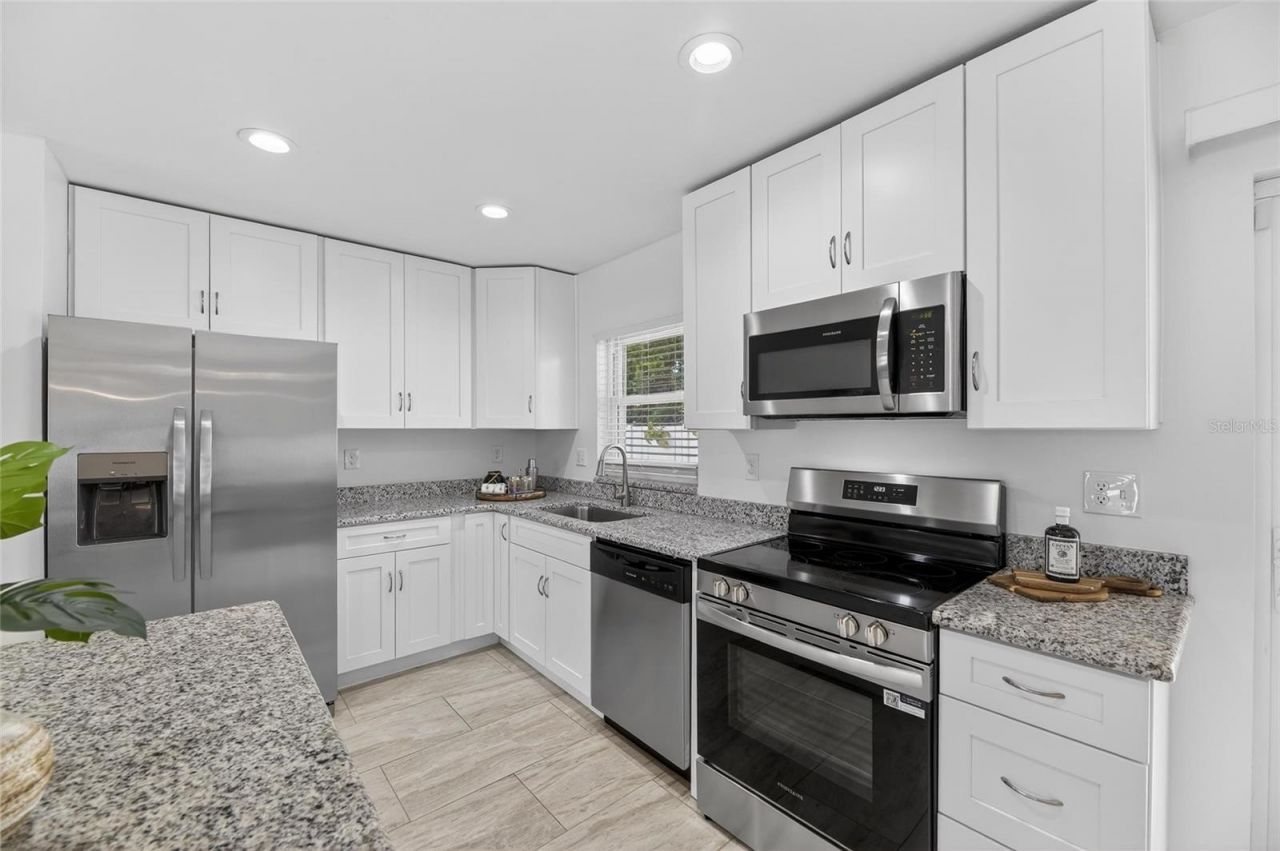 8050 Carolyn Street Ne, Saint Petersburg, FL 33702 Photo