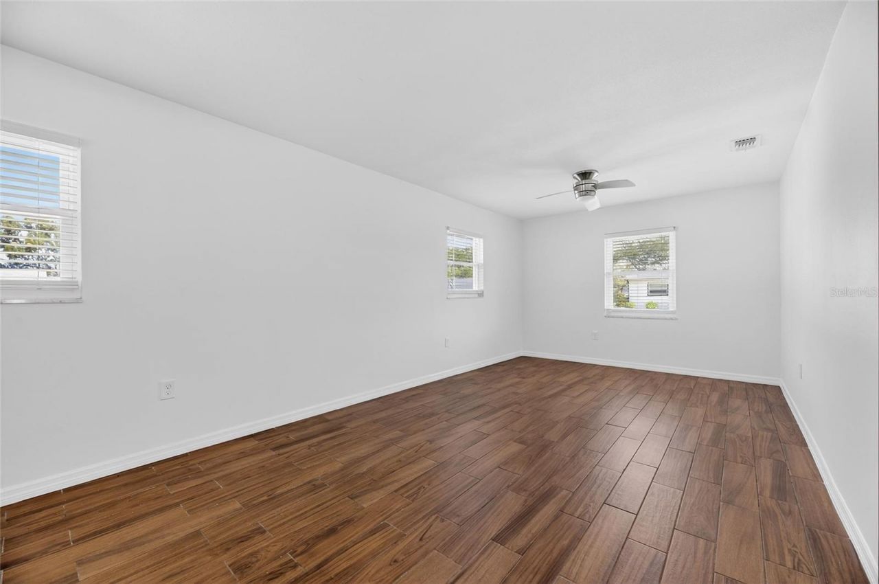 8050 Carolyn Street Ne, Saint Petersburg, FL 33702 Photo