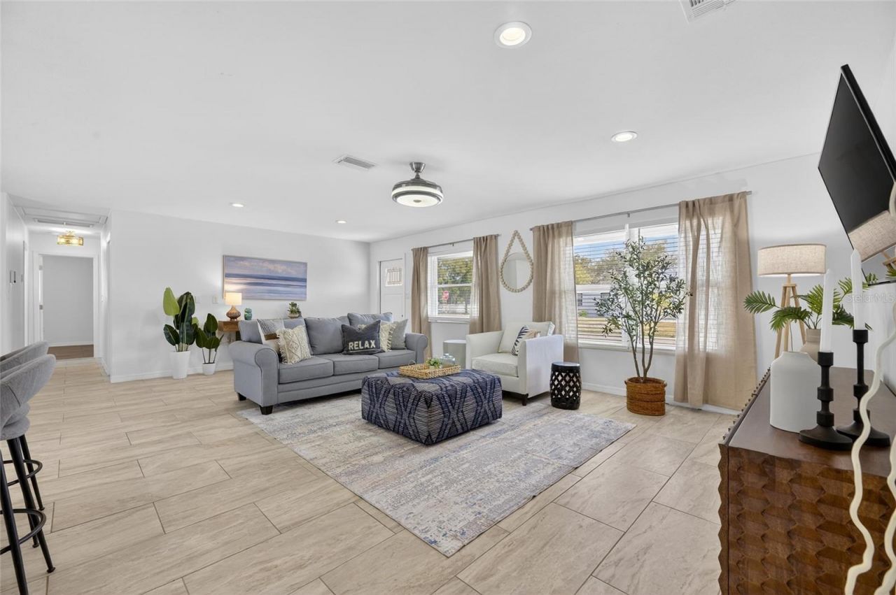 8050 Carolyn Street Ne, Saint Petersburg, FL 33702 Photo