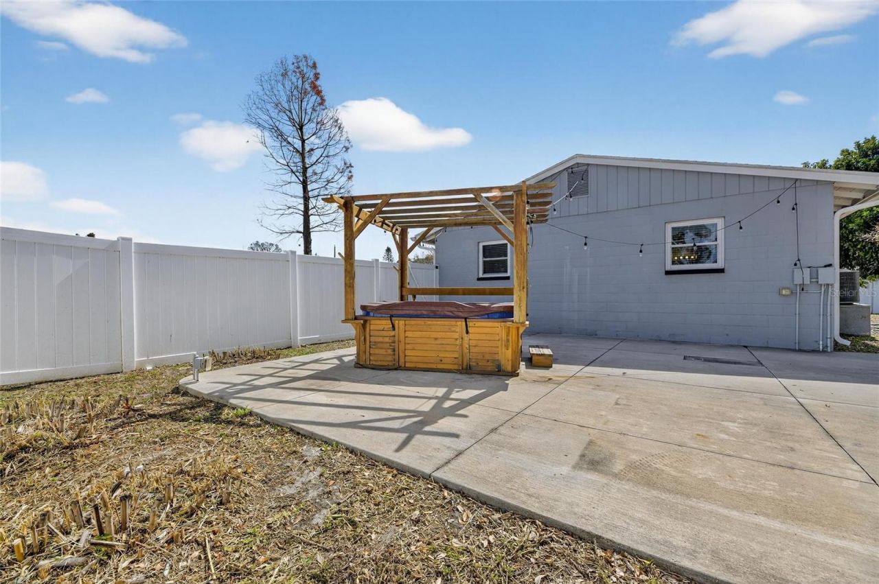 8050 Carolyn Street Ne, Saint Petersburg, FL 33702 Photo