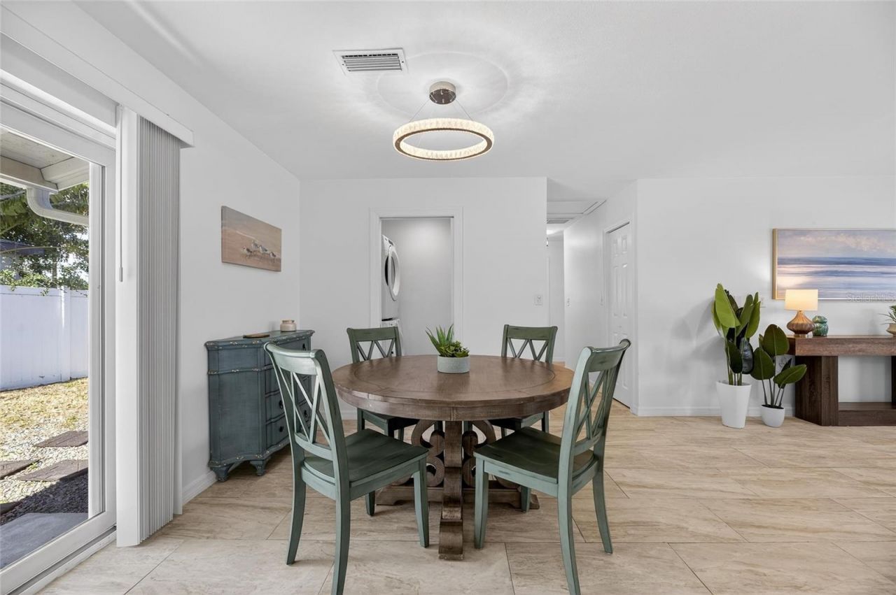 8050 Carolyn Street Ne, Saint Petersburg, FL 33702 Photo