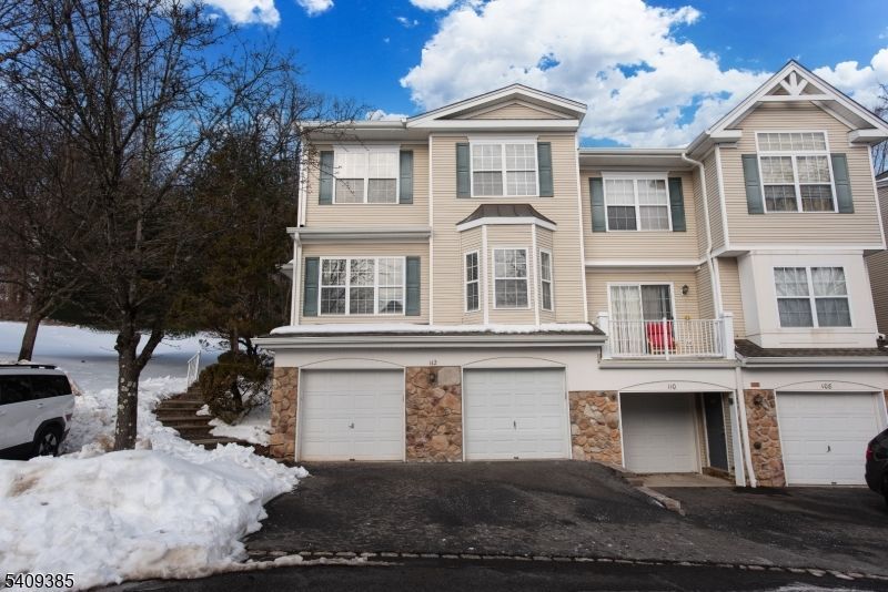 112 Wallace Ct, Green Brook, NJ 08812 Main Photo