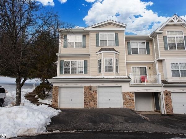 112 Wallace Ct, Green Brook, NJ 08812