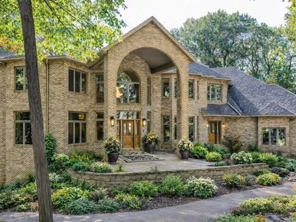 4 W Bay Lane, North Oaks, MN 55127