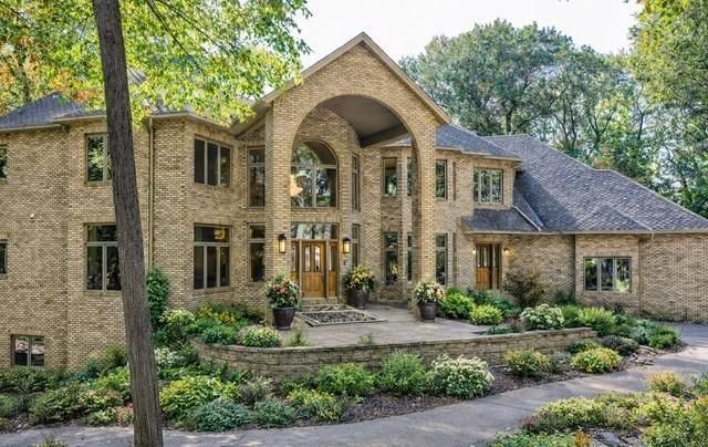 4 W Bay Lane, North Oaks, MN 55127