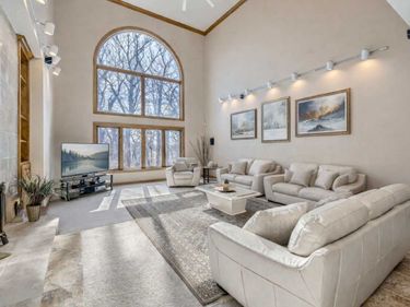 4 W Bay Lane, North Oaks, MN 55127