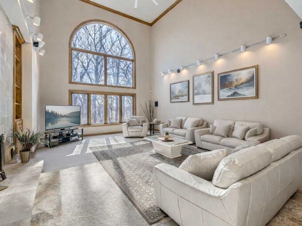 4 W Bay Lane, North Oaks, MN 55127