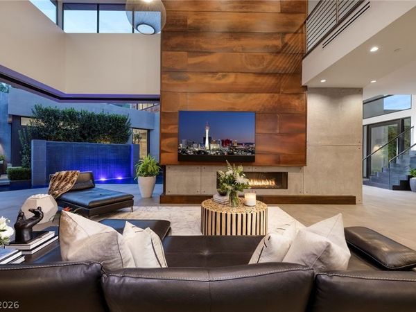 21 Drifting Shadow Way, Las Vegas, NV 89135