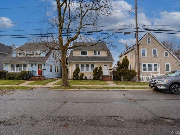 52 Park Avenue, Williston Park, NY 11596