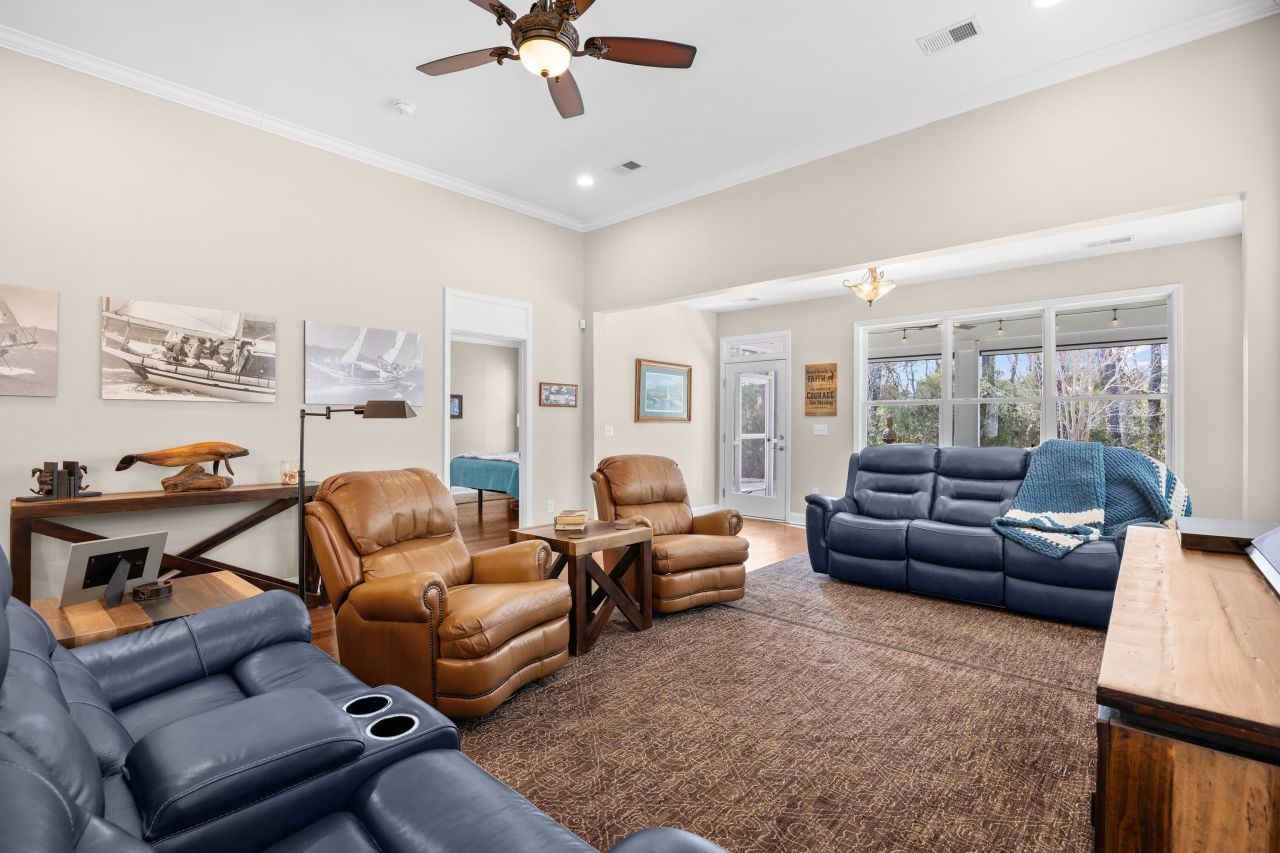 1549 Suncrest Dr. Photo 18