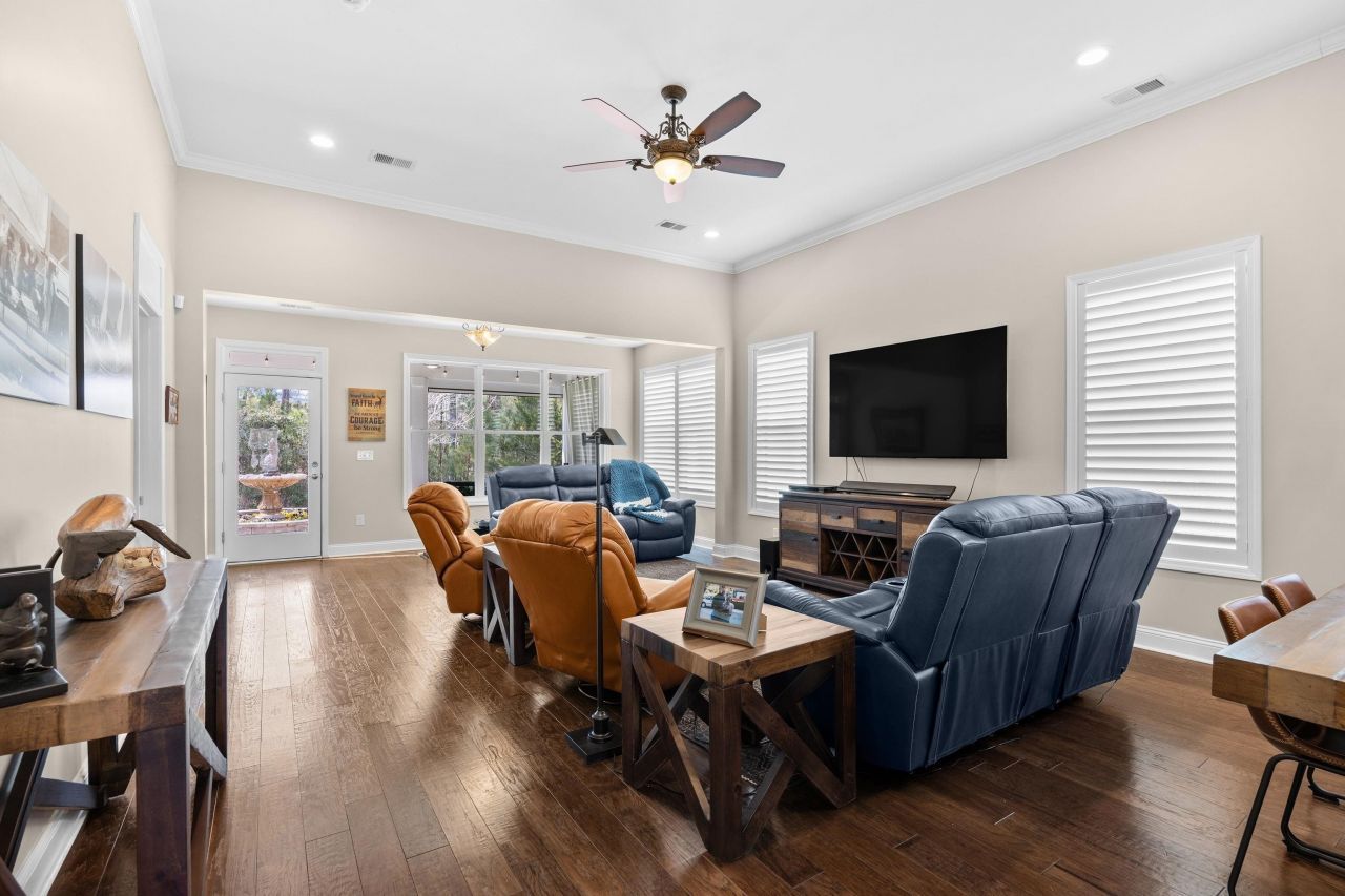 1549 Suncrest Dr. Photo 7