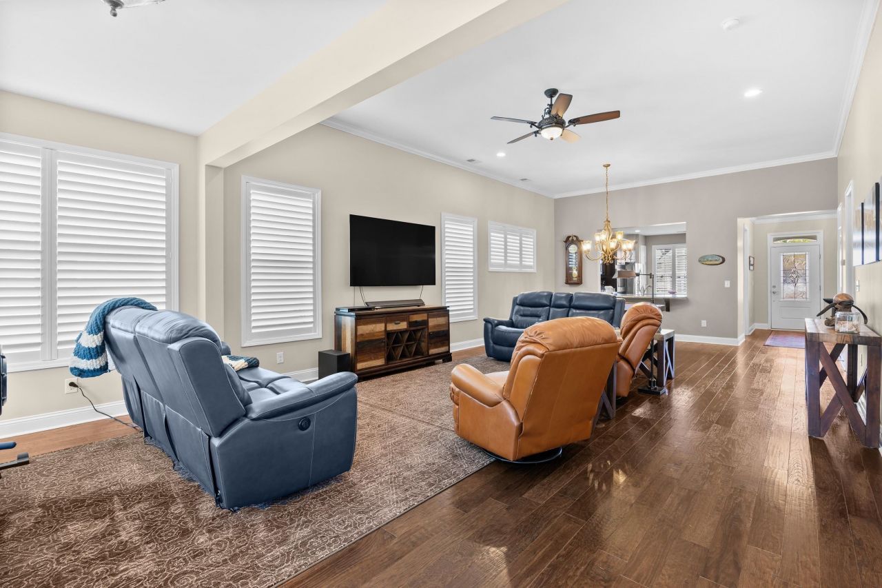 1549 Suncrest Dr. Photo 8