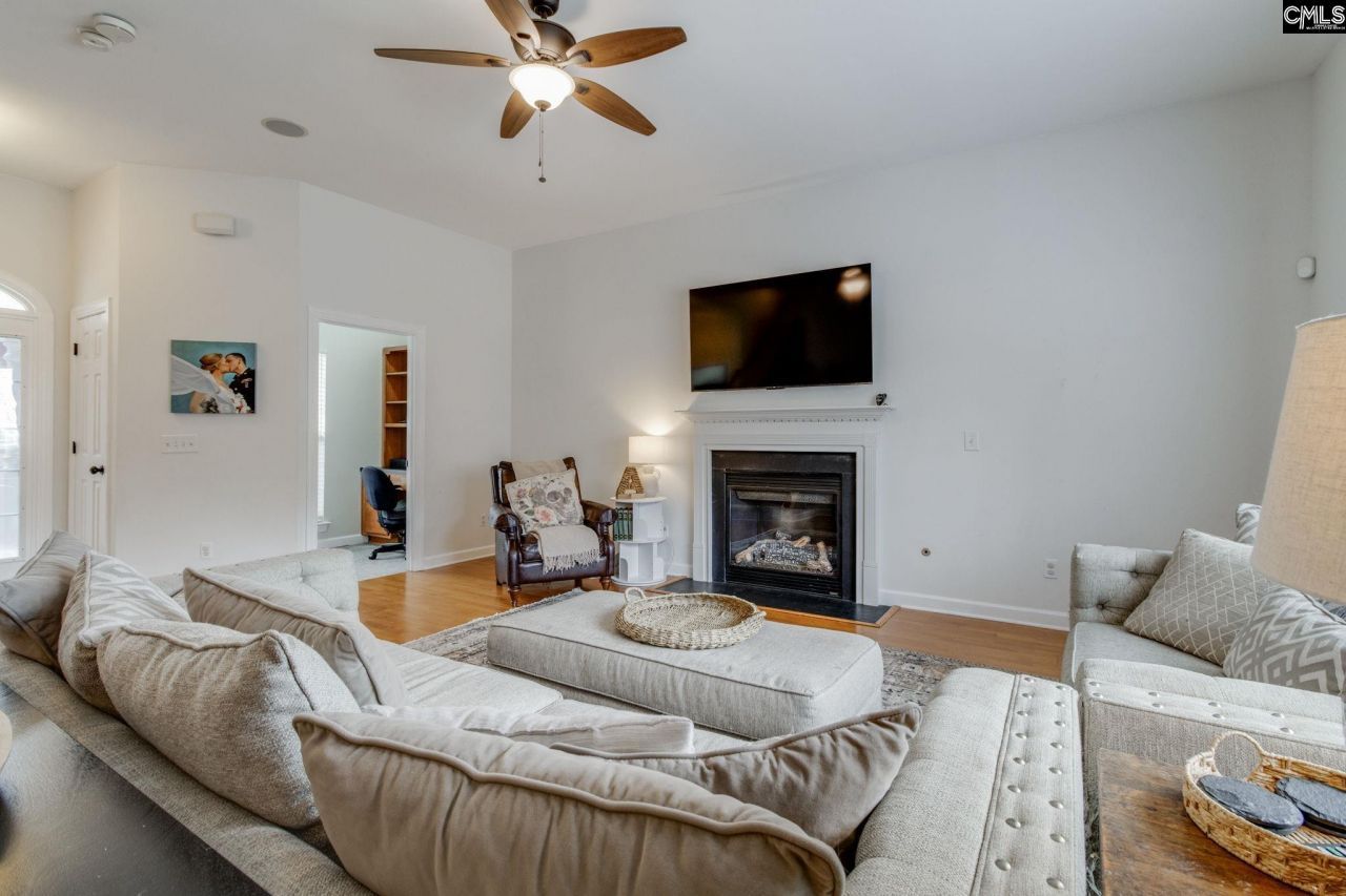 101 Crimson Court Photo 6