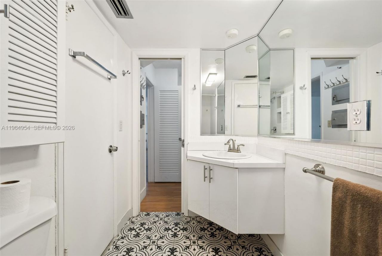 1350 NE 191st St, Unit B307, Miami, FL 33179 Photo