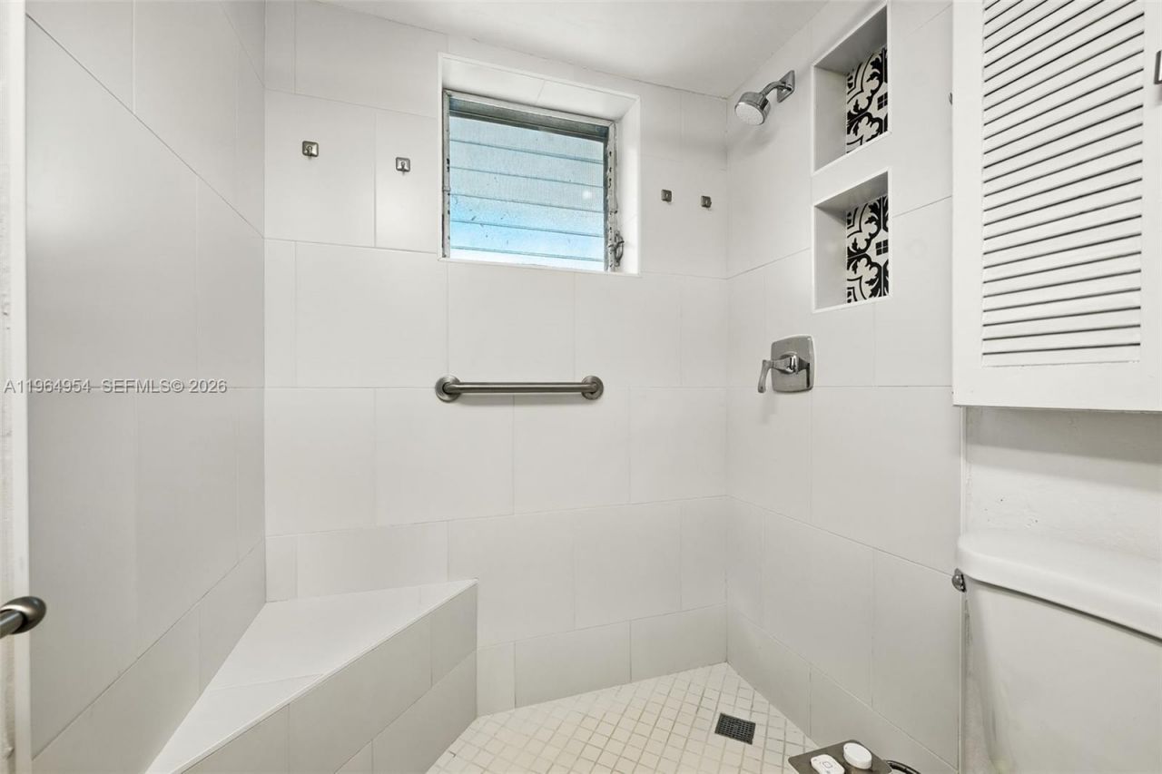 1350 NE 191st St, Unit B307, Miami, FL 33179 Photo