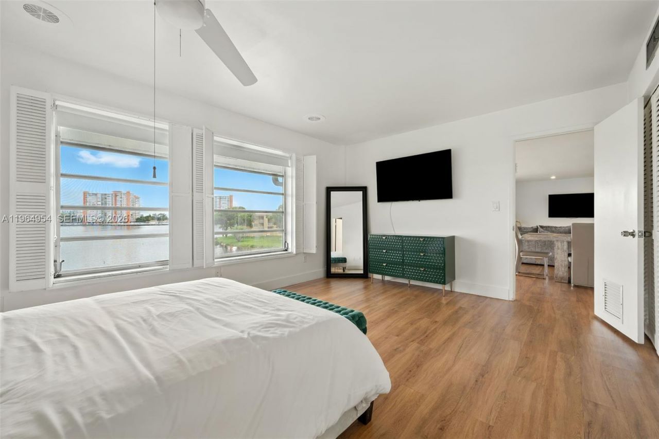 1350 NE 191st St, Unit B307, Miami, FL 33179 Photo