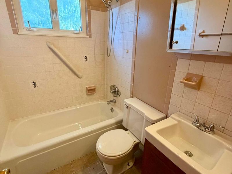 1094 Aldine Drive, Heath, OH 43056 Photo 8