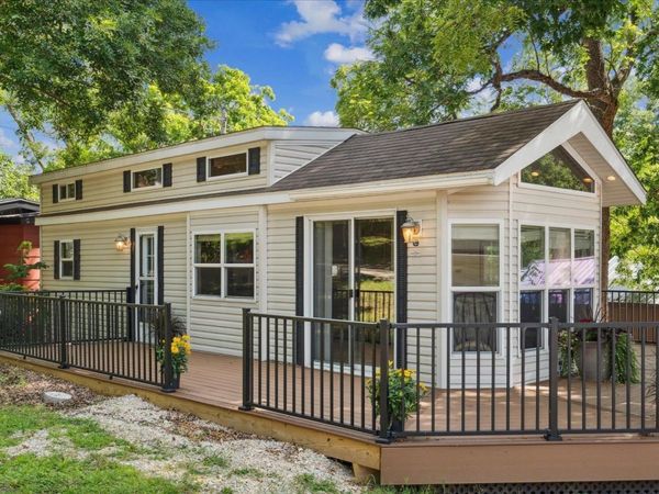 26090 223rd Avenue, Delhi, IA 52223