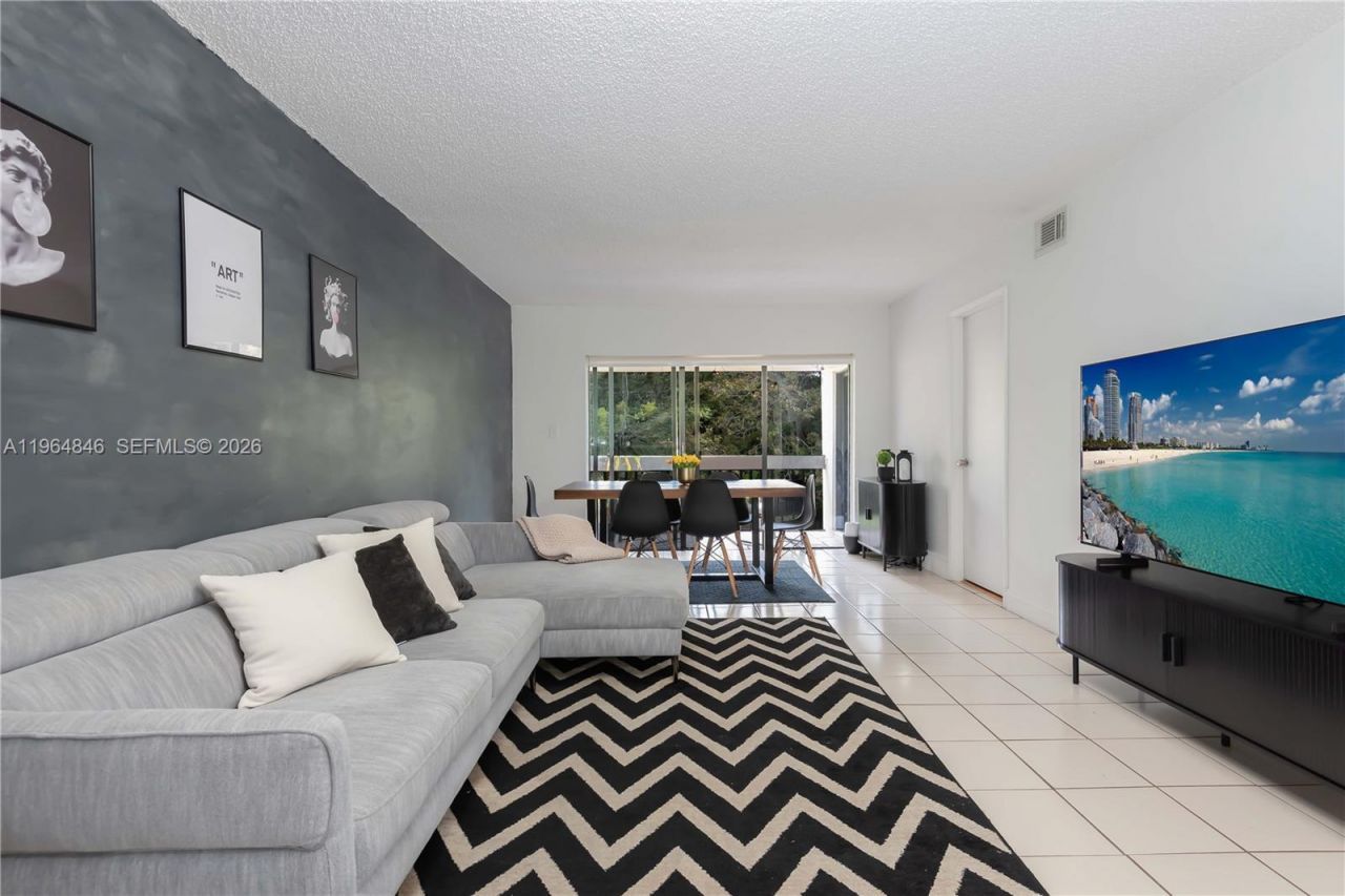 8885 Fontainebleau Blvd, Unit 205, Miami, FL 33172 Photo