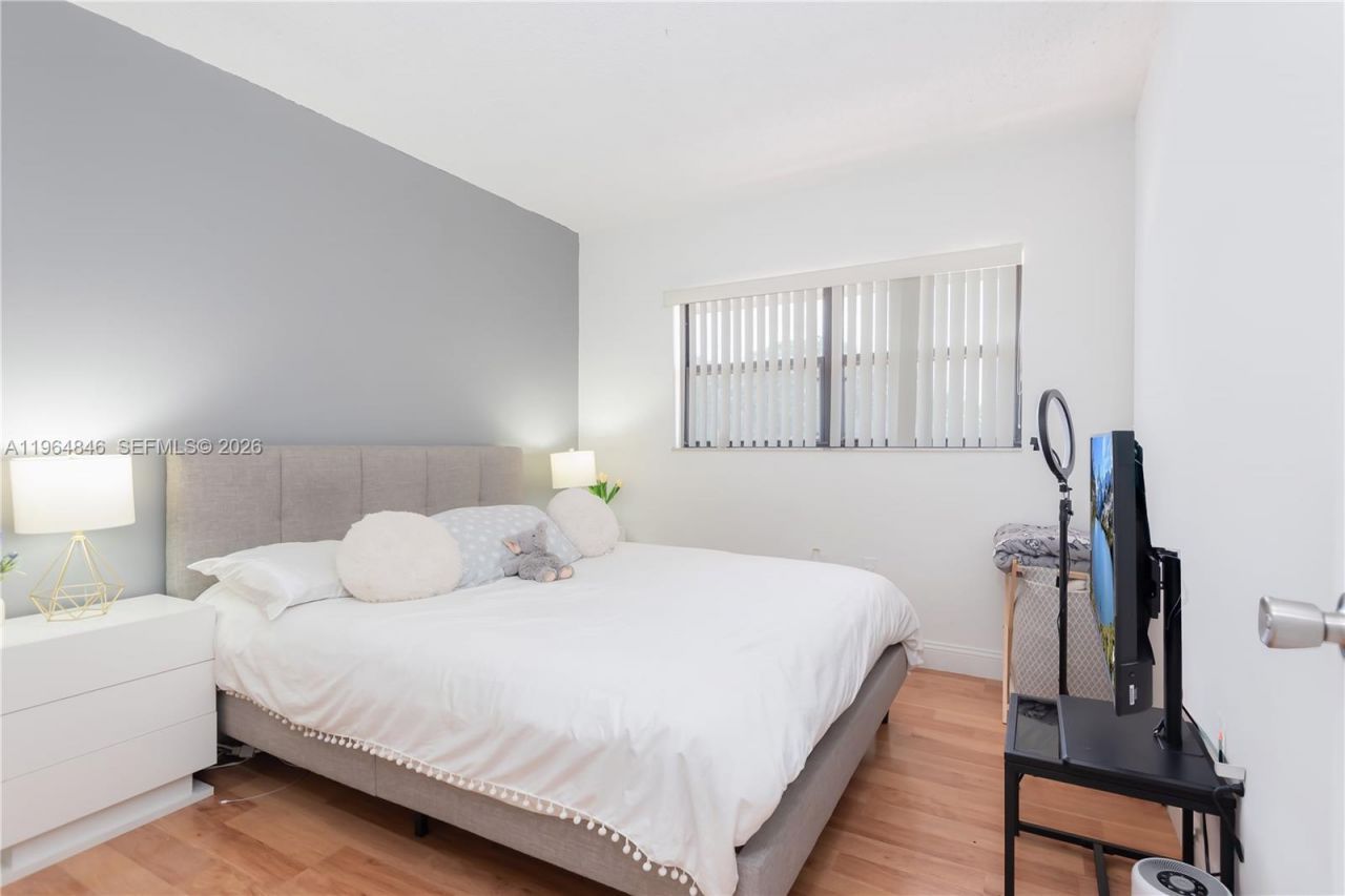 8885 Fontainebleau Blvd, Unit 205, Miami, FL 33172 Photo