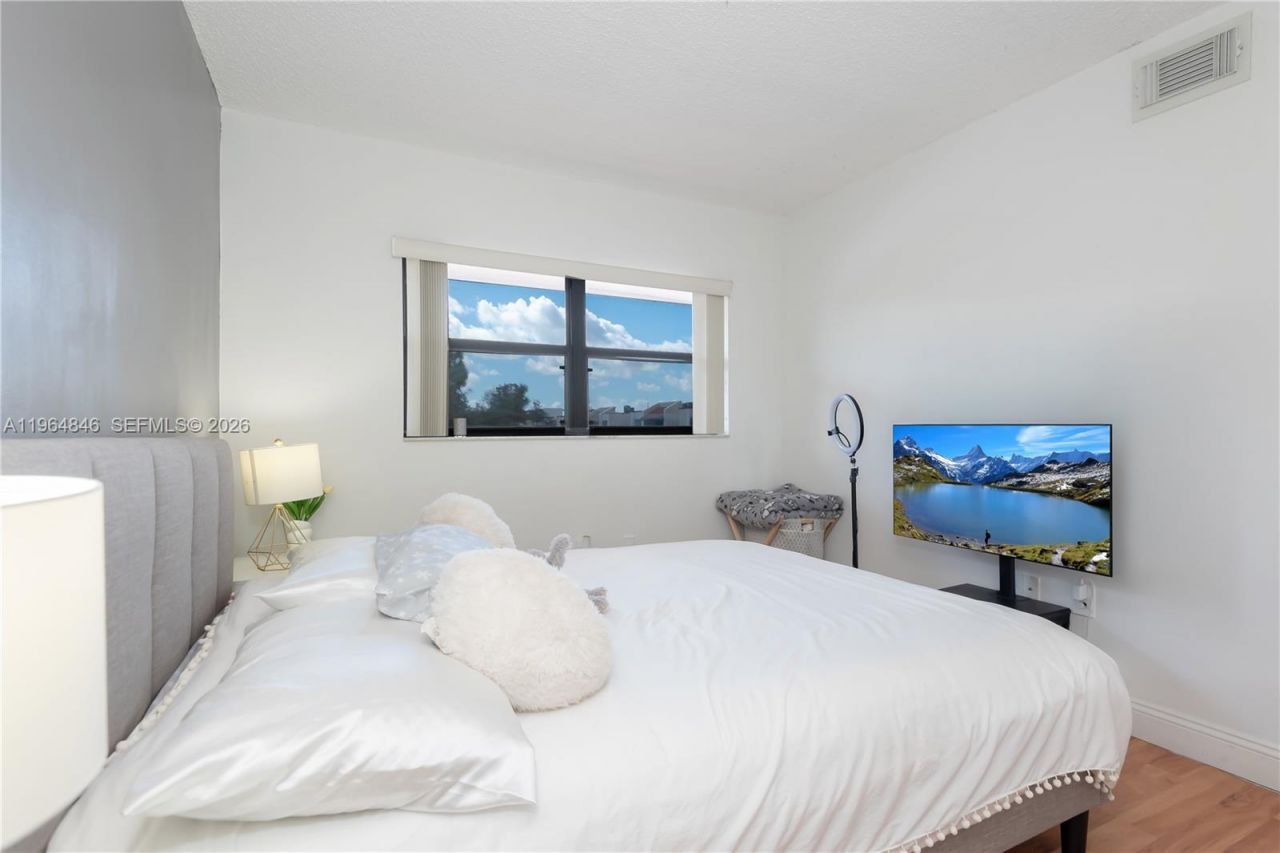 8885 Fontainebleau Blvd, Unit 205, Miami, FL 33172 Photo