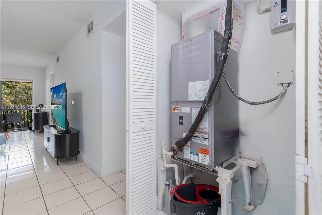 8885 Fontainebleau Blvd, Unit 205, Miami, FL 33172 Photo