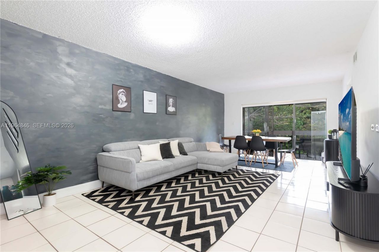 8885 Fontainebleau Blvd, Unit 205, Miami, FL 33172 Photo