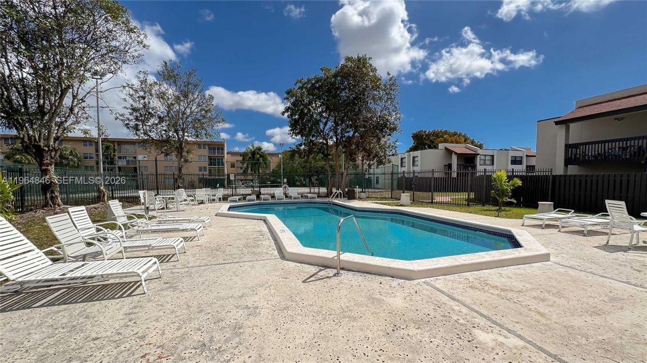 8885 Fontainebleau Blvd, Unit 205, Miami, FL 33172 Photo