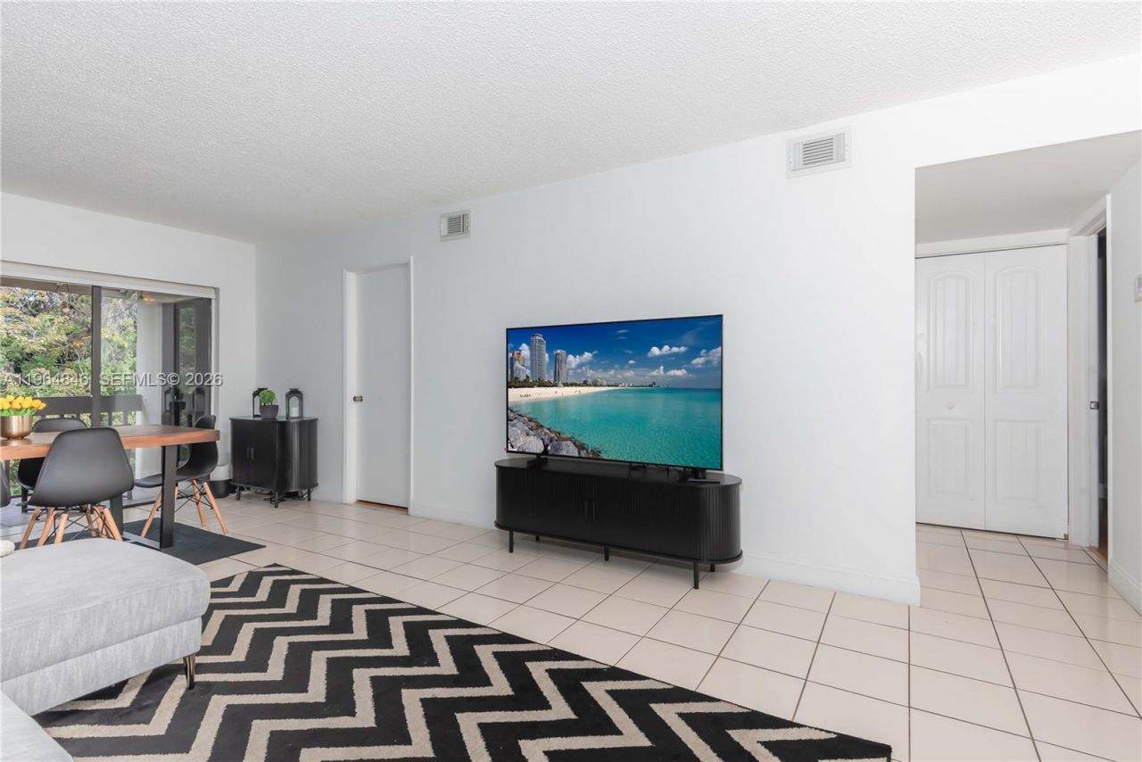 8885 Fontainebleau Blvd, Unit 205, Miami, FL 33172 Photo