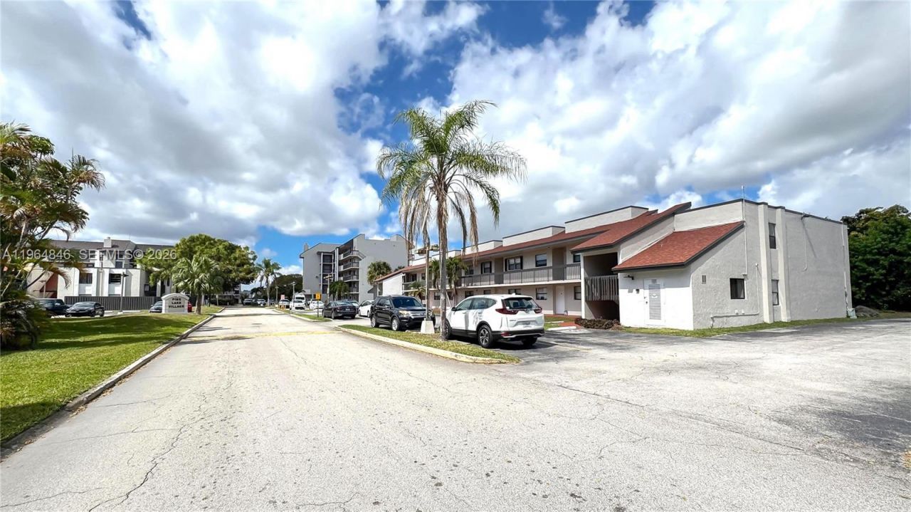 8885 Fontainebleau Blvd, Unit 205, Miami, FL 33172 Photo