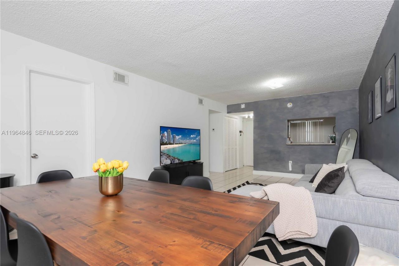 8885 Fontainebleau Blvd, Unit 205, Miami, FL 33172 Photo