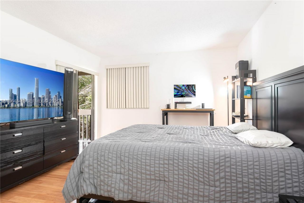 8885 Fontainebleau Blvd, Unit 205, Miami, FL 33172 Photo