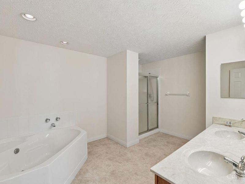 8021 Pinnacle Point Drive, Unit 204, West Chester, OH 45069 Photo 12