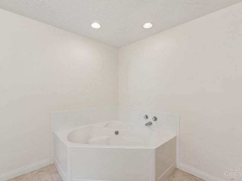 8021 Pinnacle Point Drive, Unit 204, West Chester, OH 45069 Photo 13