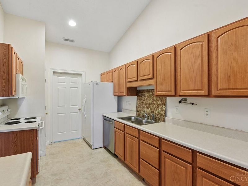 8021 Pinnacle Point Drive, Unit 204, West Chester, OH 45069 Photo 27