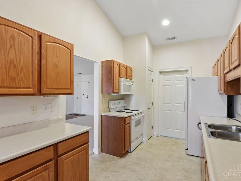 8021 Pinnacle Point Drive, Unit 204, West Chester, OH 45069 Photo 29