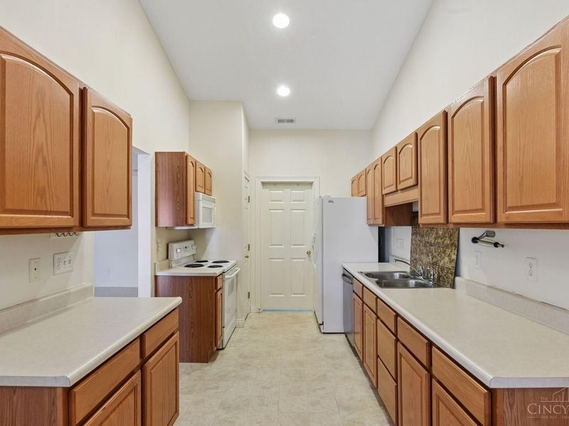 8021 Pinnacle Point Drive, Unit 204, West Chester, OH 45069 Photo 30