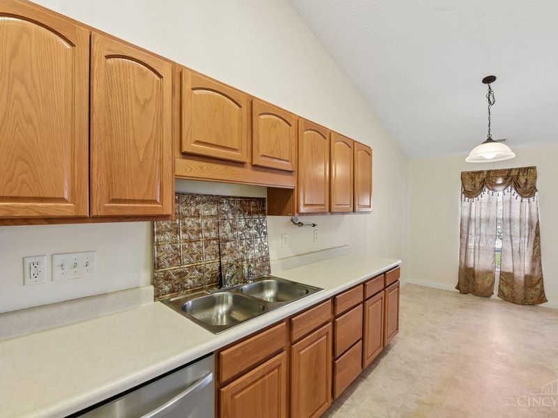 8021 Pinnacle Point Drive, Unit 204, West Chester, OH 45069 Photo 30