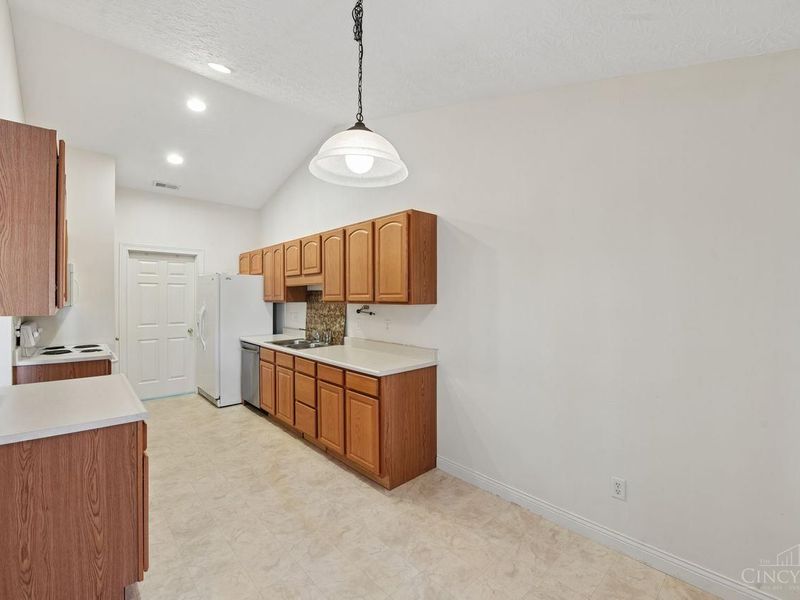 8021 Pinnacle Point Drive, Unit 204, West Chester, OH 45069 Photo 7