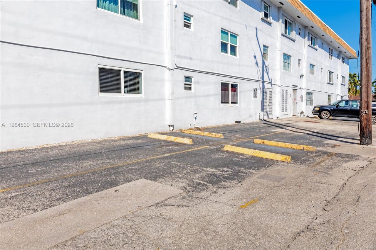 714 NE 10th St , Unit 307, Hallandale Beach, FL 33009 Photo