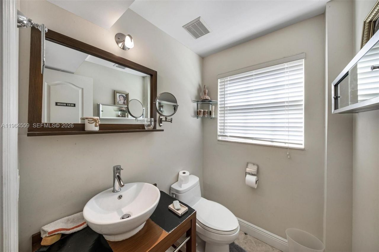 5990 SW 83rd St, South Miami, FL 33143 Photo