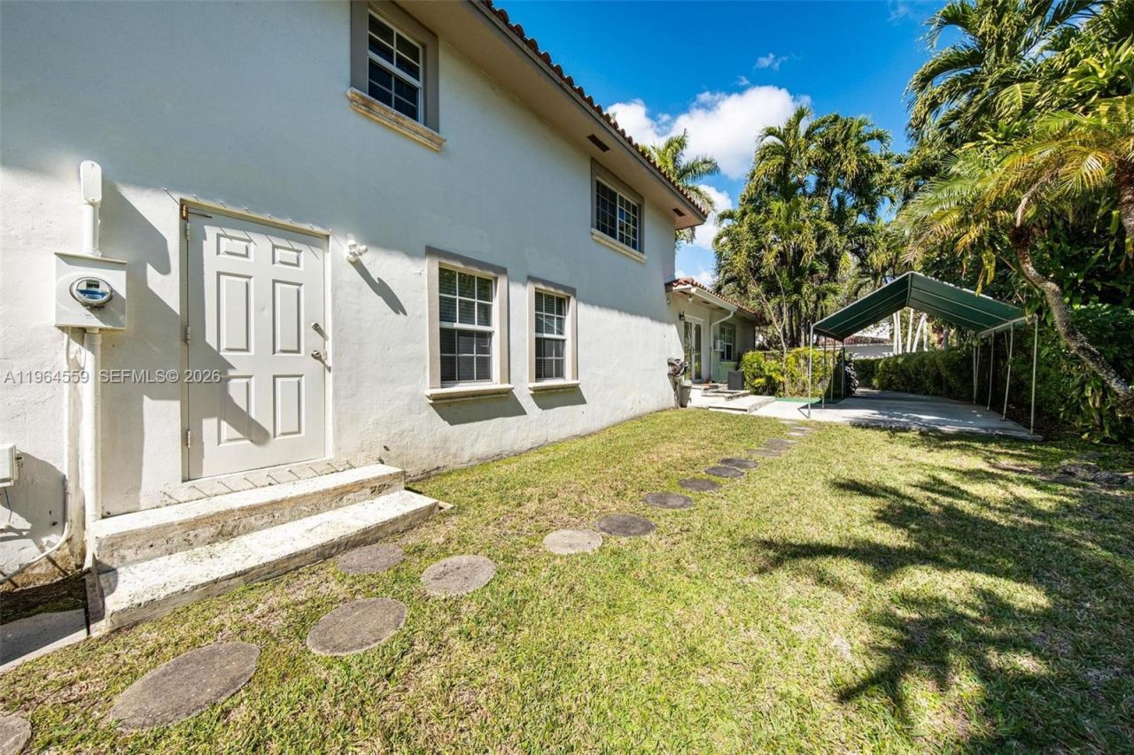 5990 SW 83rd St, South Miami, FL 33143 Photo