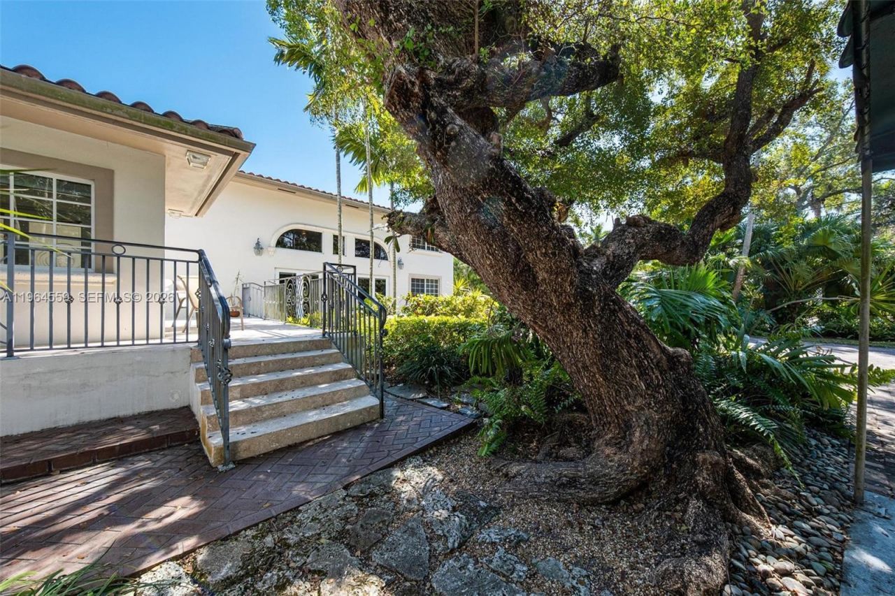 5990 SW 83rd St, South Miami, FL 33143 Photo